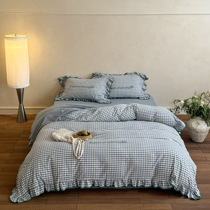Gekämmtes Baumwoll-Bettwäsche-Set mit Vichy-Karo, Volant-Rüschen und dezenter Stickerei
