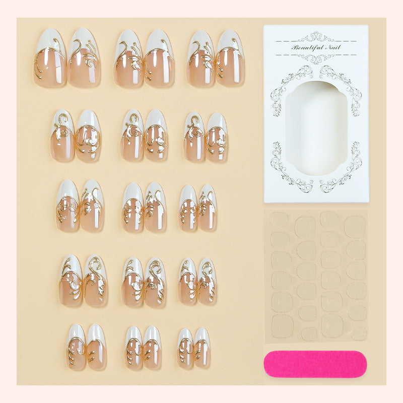Elegantes Press-On-Nagelkunstset mit dekorativen goldenen Akzenten Karnz