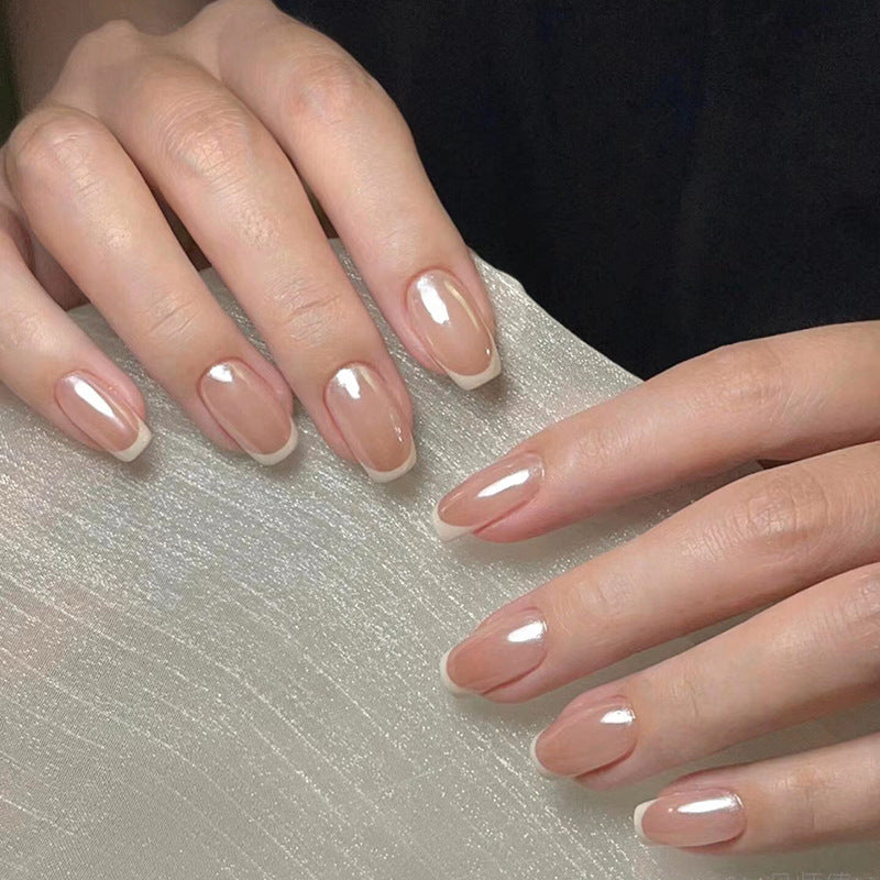 Elegante Kunstnägel mit Klassischem French Maniküre Design Karnz