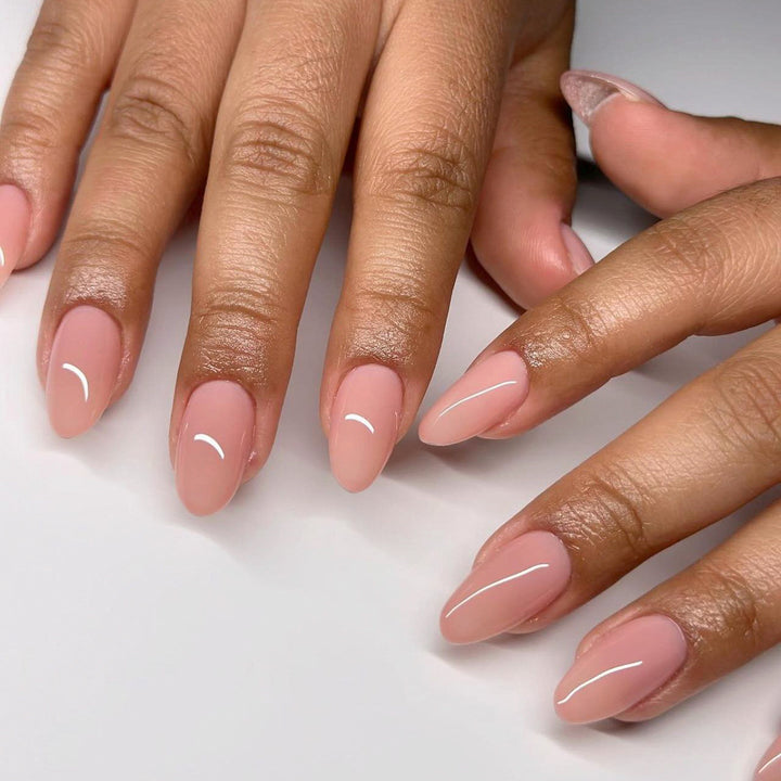 Elegante Kunstnägel mit glossy Oberfläche Karnz