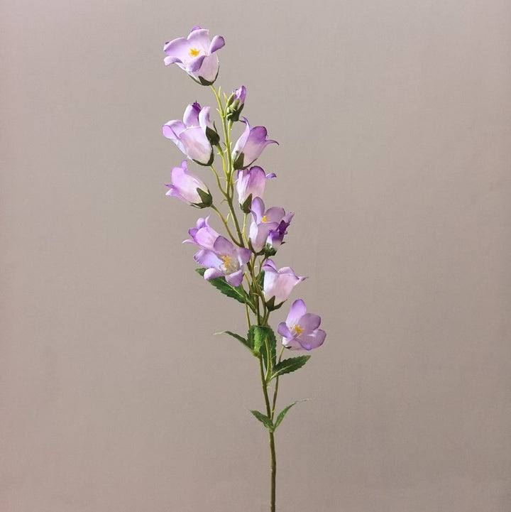 Lebensechter floraler Orchideenstamm