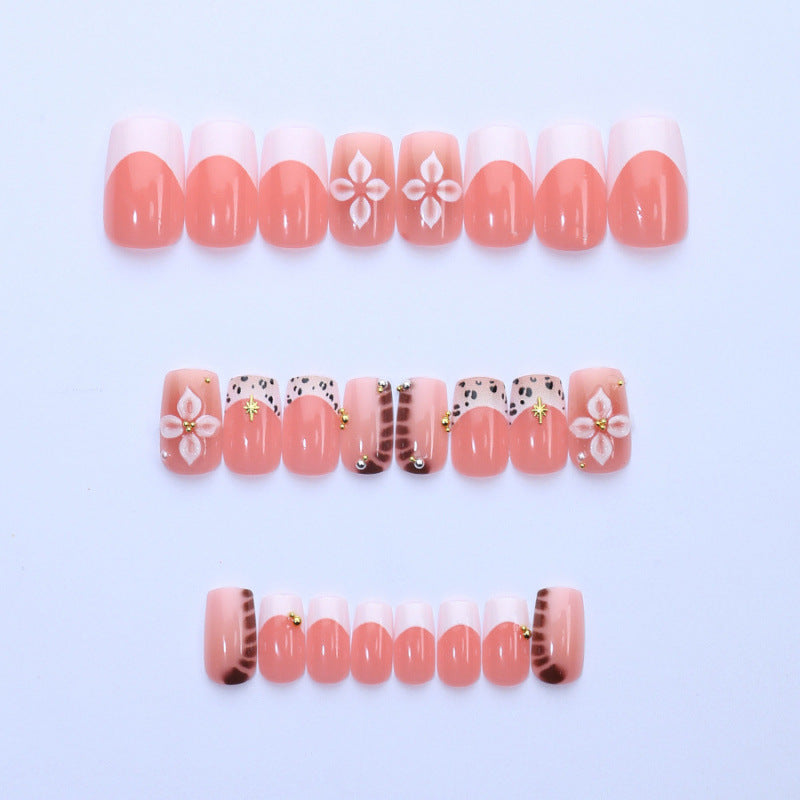 Dekorativer, floral-inspirierter Press-On-Nagelkunst-Set