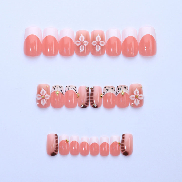 Dekorativer, floral-inspirierter Press-On-Nagelkunst-Set