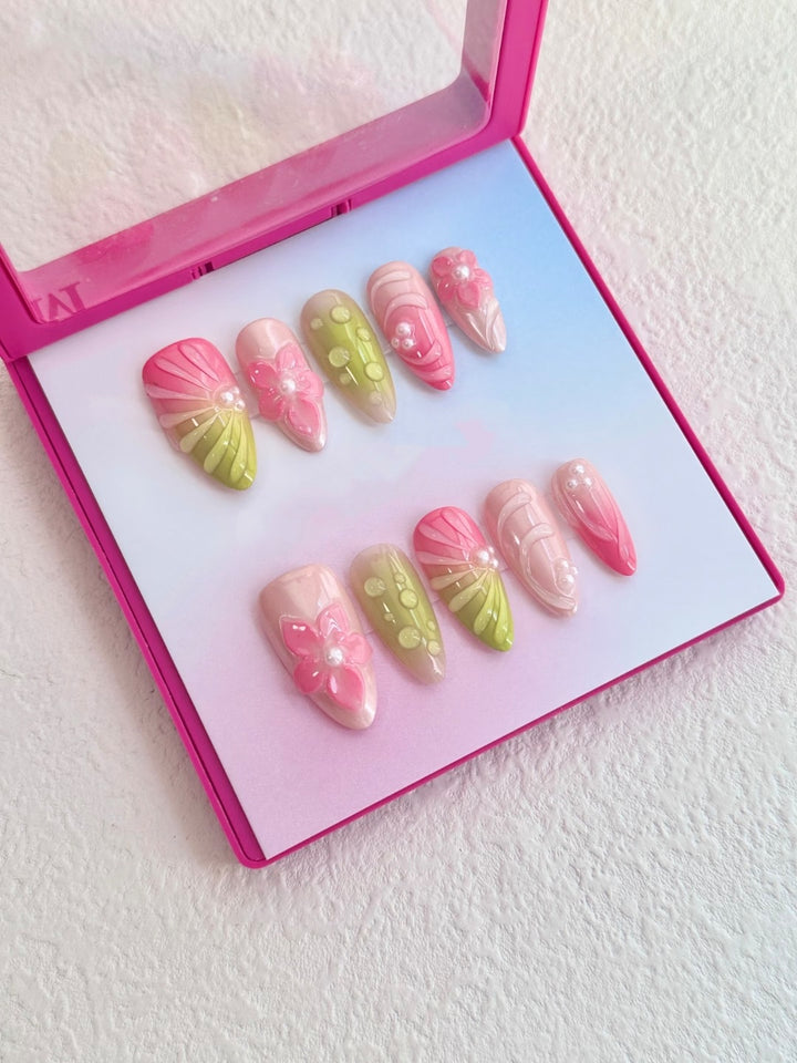 Dekoratives Press-On Nagelkunst Set mit floralen und glänzenden Akzenten