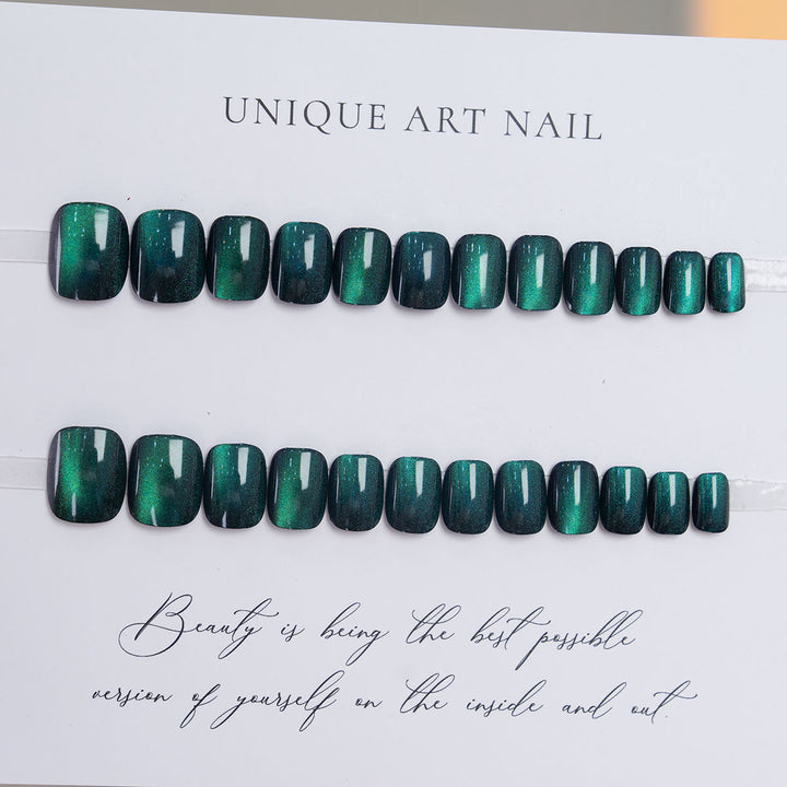 Elegantes Druck-Nagelset mit schimmerndem Finish