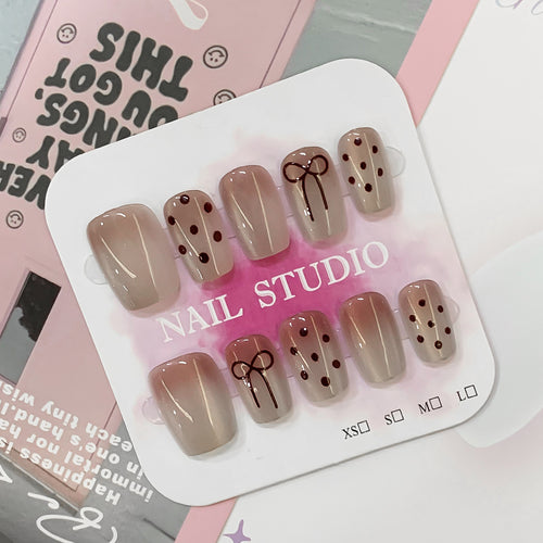 Künstliche Nagelspitzen mit Schleifen- und Punktmotiven Karnz
