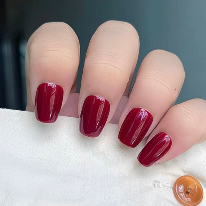Kunstnagelset mit glanzvollem und modernen Design Karnz