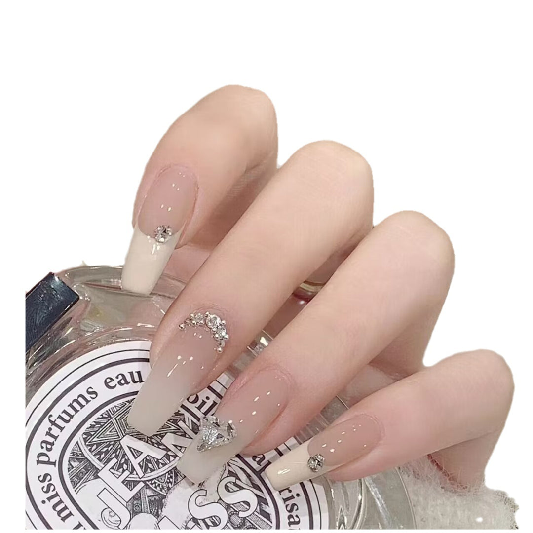 Kreatives thematisches Press-On Nagelkunst-Set Karnz