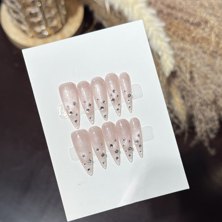 Elegante mit Strass veredelte Stiletto Press-On Nägel Karnz
