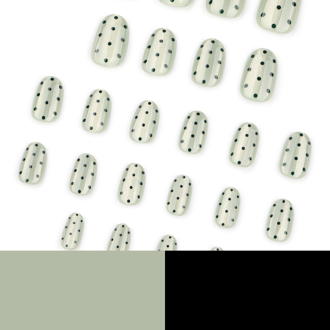 Kreative Nagelkunst mit gepunktetem Muster Karnz