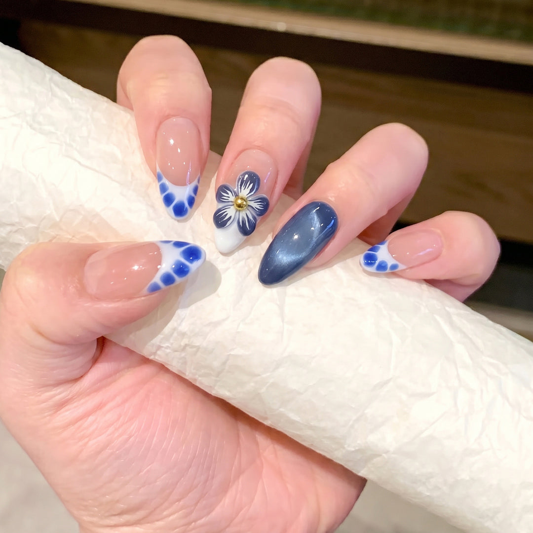 Künstlerisches Press-On-Nagel-Set mit floralen und geometrischen Akzenten Karnz