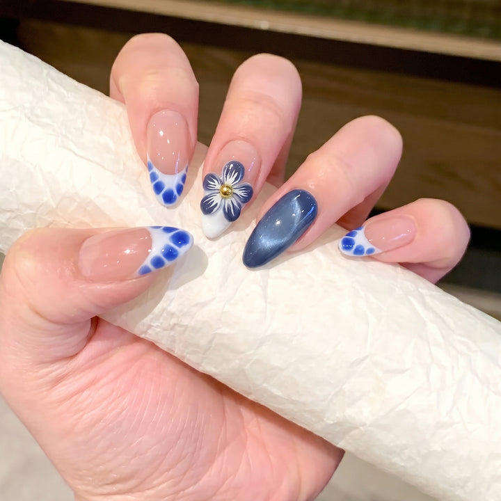 Künstlerisches Press-On-Nagel-Set mit floralen und geometrischen Akzenten Karnz