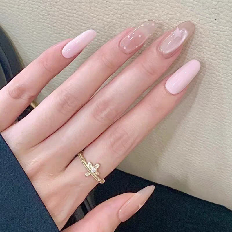 Künstlerisches Press-On-Nageldesign mit floralem und edelsteinbesetztem Akzent Karnz