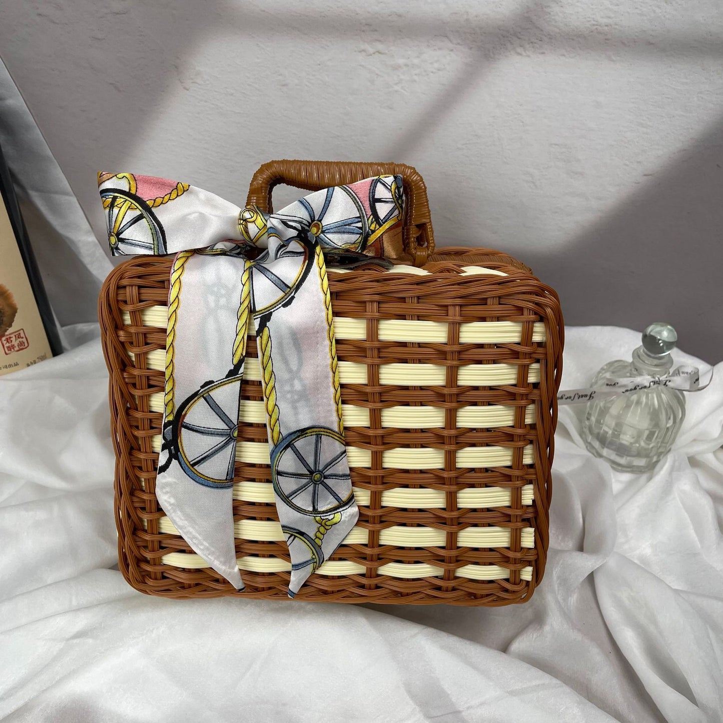 Damen geflochtener Handtasche mit dekorativem Seidenband Karnz