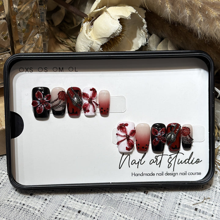 Künstlerisches Nagelschmuck Press-On Set mit einzigartigen floralen und Edelsteindesigns Karnz