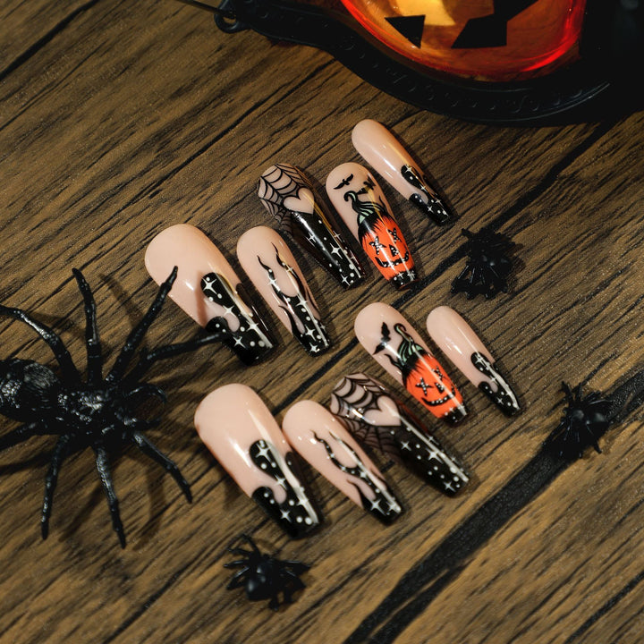 Kunstvolle Halloween-Nägel mit gruseligen Motiven Karnz