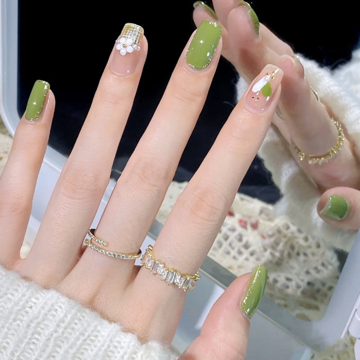Kunstnagelset mit eleganten handgefertigten Designs Karnz