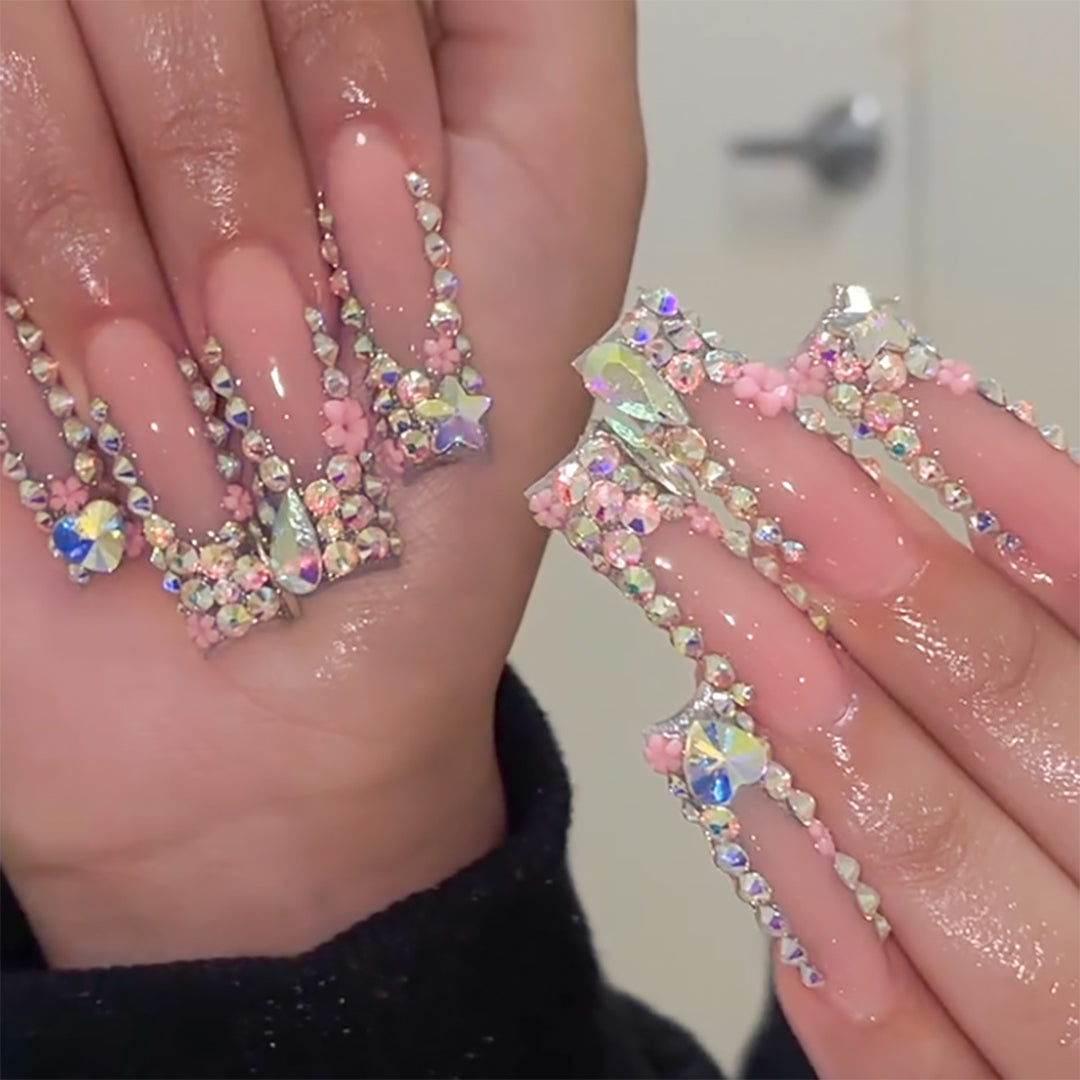 Dekorative mit Strass verzierten Stiletto-Nägel Karnz