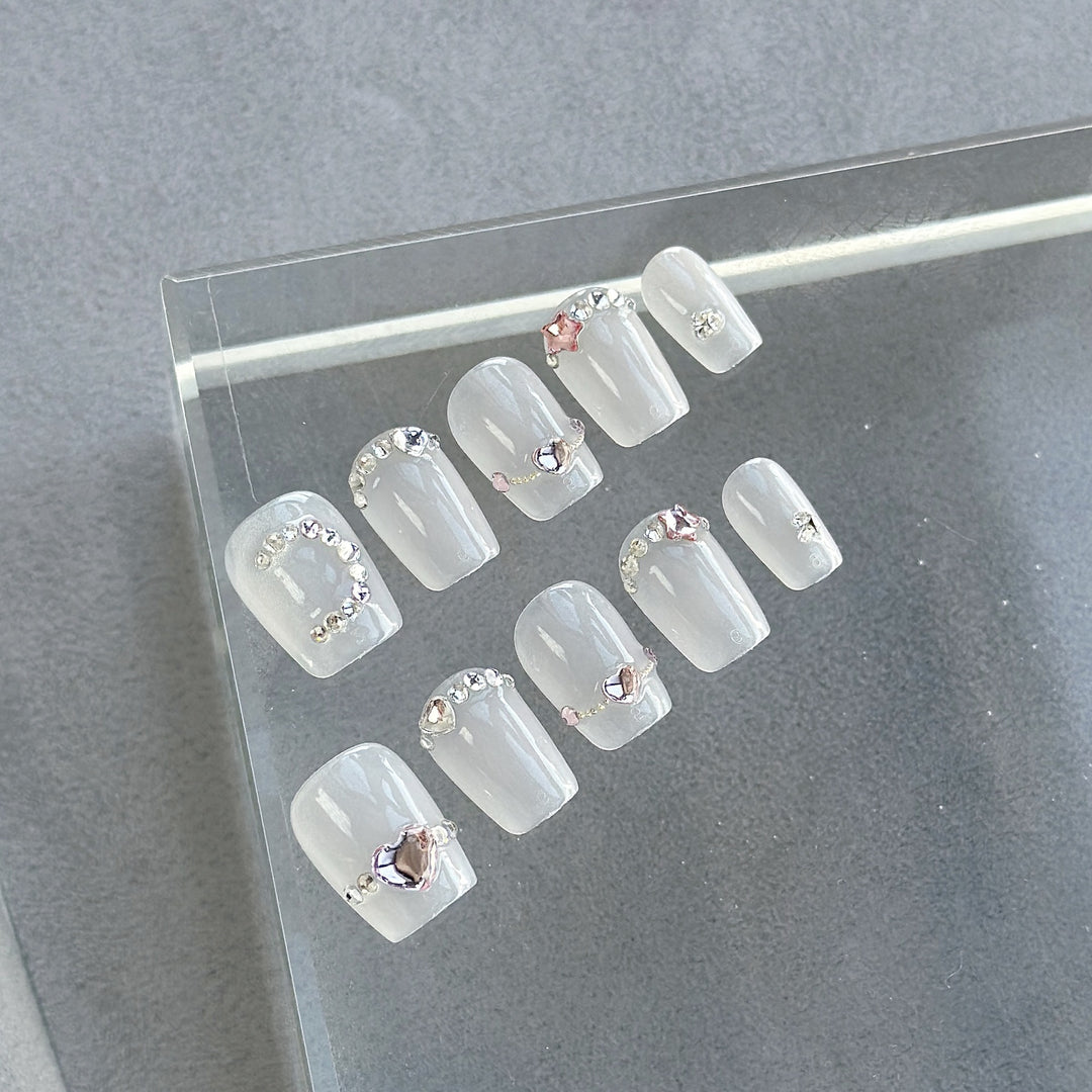 Dekoratives Press-On Nagelkunstset mit Schmuck- und Herzakzenten