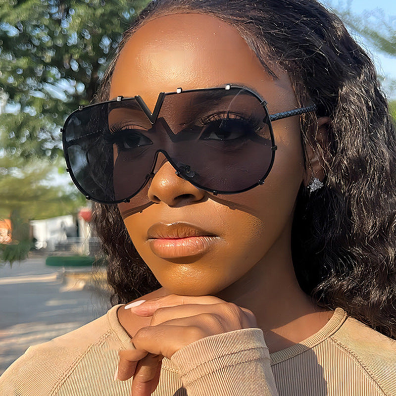 Damen oversized Schutzbrille im futuristischen Design Karnz