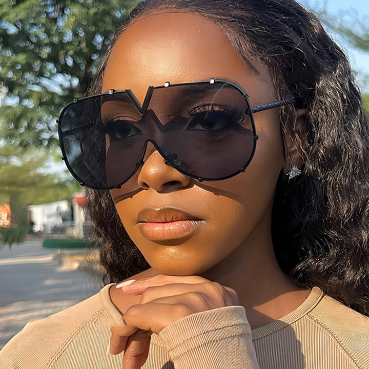 Damen oversized Schutzbrille im futuristischen Design Karnz