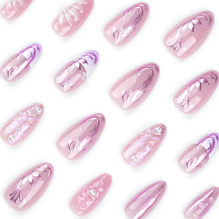 Künstliche Nagelverlängerungen mit filigranen Blumendesigns und Glitzerakzenten Karnz