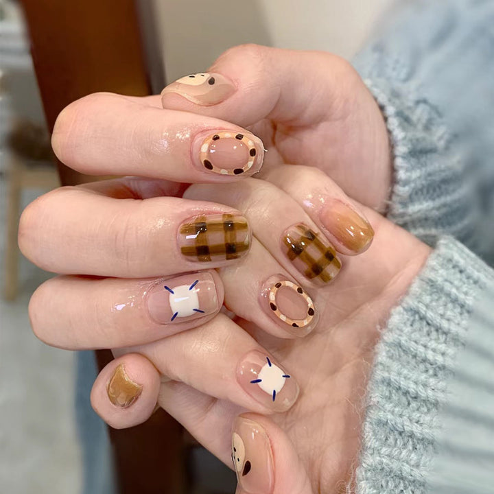Elegantes Press-On-Nageldesign mit Strassakzenten Karnz