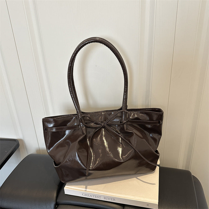 Stylische Lackleder-Handtasche