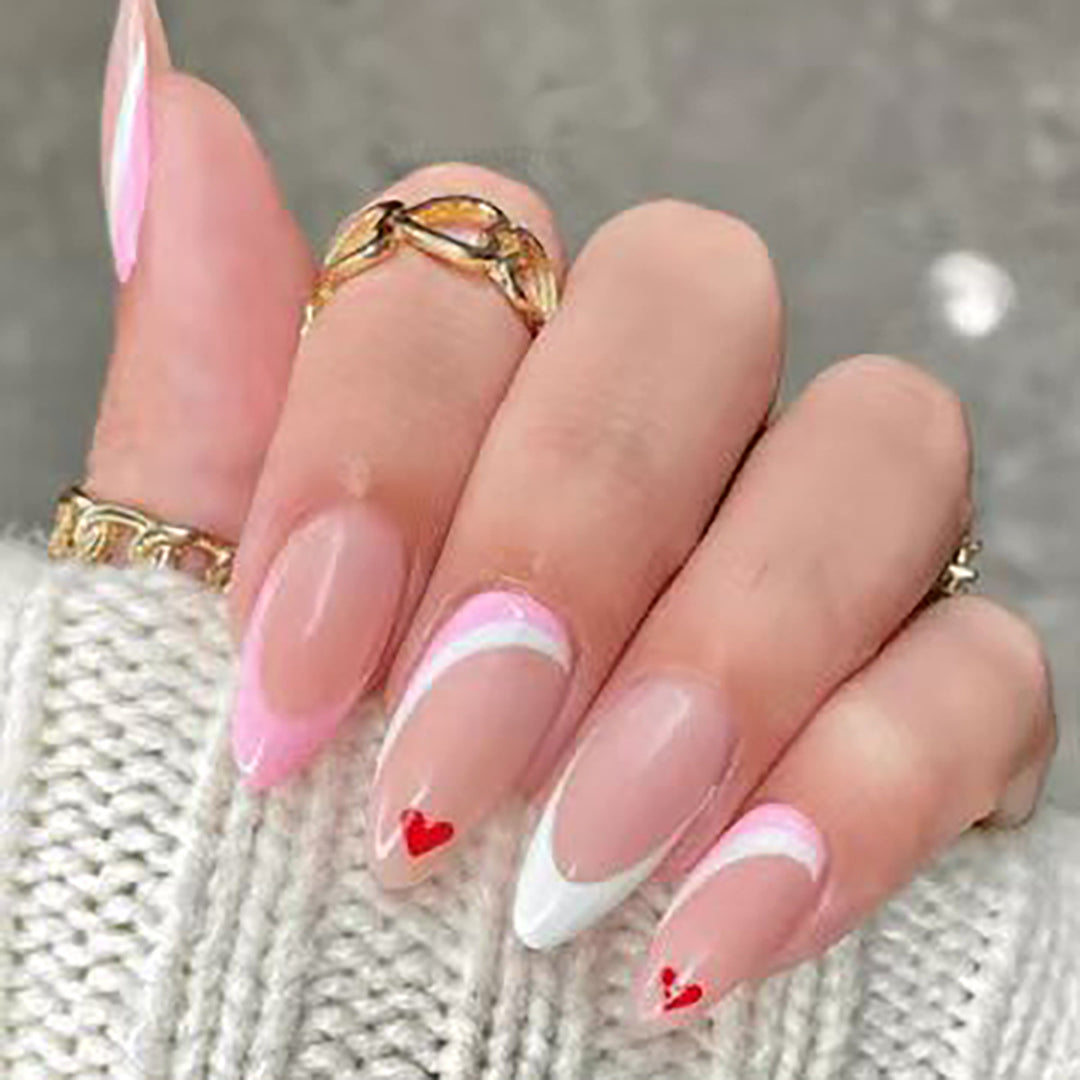 Künstlerisches Herz-verziertes Nageldesign Karnz