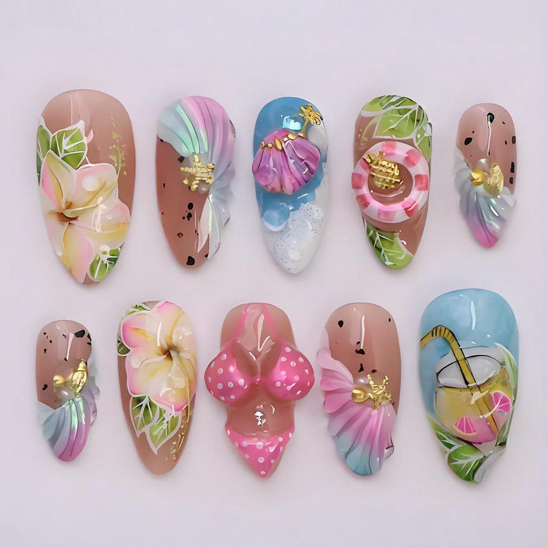 Kunstnagelset mit botanischen Designs und glamourösen Akzenten Karnz