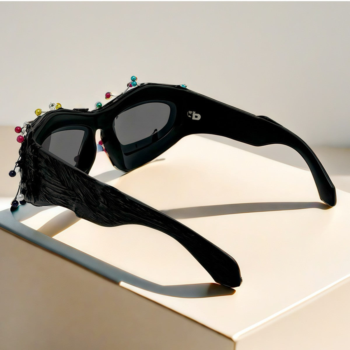 Damen Kreative Design-Sonnenbrille mit innovativem Akzent Karnz