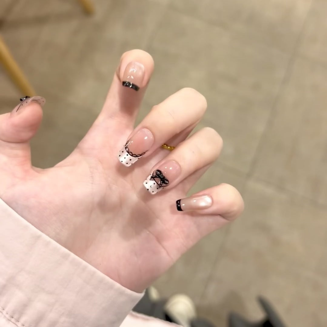 Dekoratives Press-On-Nagelset mit eleganten Schleifenakzenten