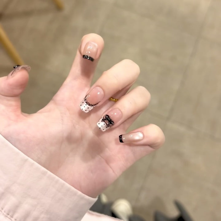 Dekoratives Press-On-Nagelset mit eleganten Schleifenakzenten