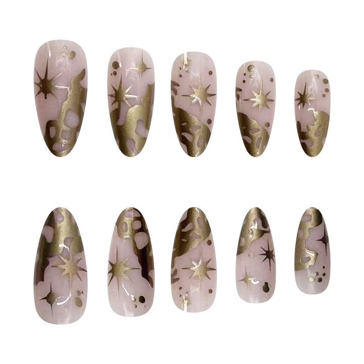 Trendige Kunstnagelspitzen mit luxuriösen Goldakzenten Karnz