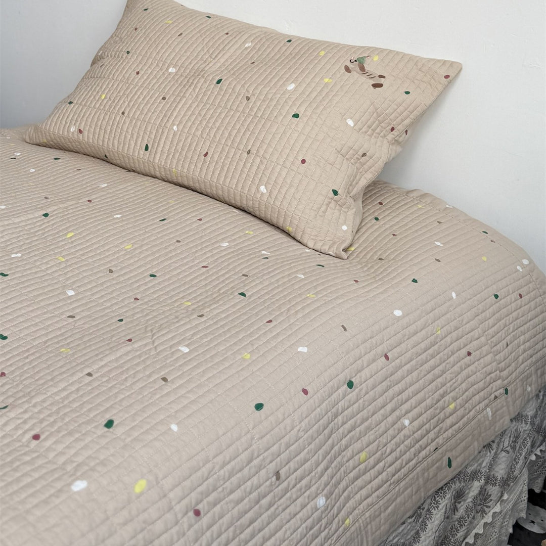 Gestepptes Baumwoll-Tagesdecke mit feiner Streifenstruktur und Kirsch-Stickerei