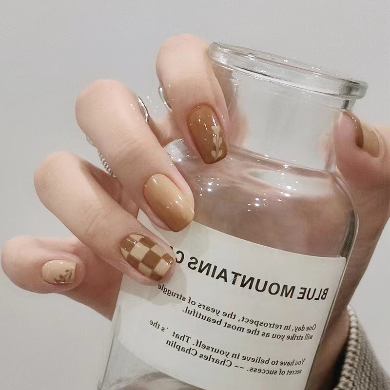 Kunstvolle Nagelkunst mit modernen Mustern Karnz