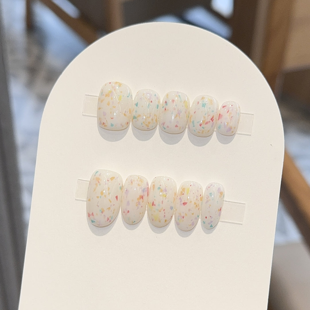 Kunstnägel mit Fröhlichem Funkel-Design Karnz