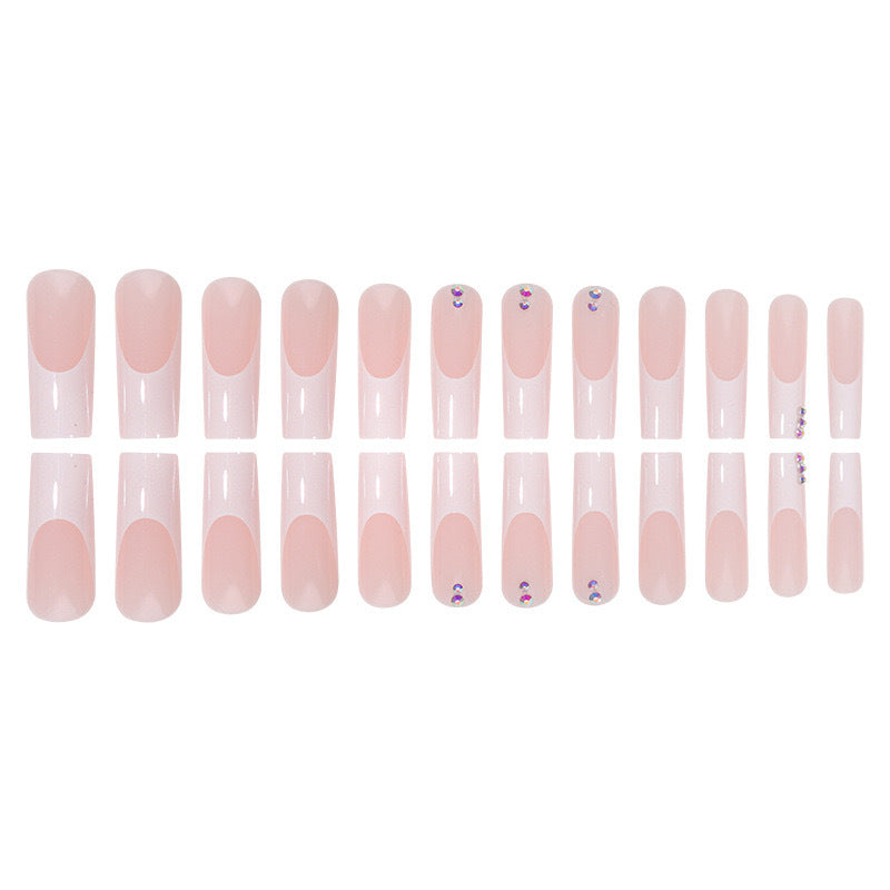 Kunstnagelset mit eleganten French-Spitzen und funkelnden Strassverzierungen Karnz