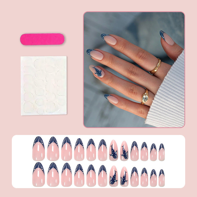 Kunstnagelset mit elegantem Design und kreativen Verzierungen Karnz