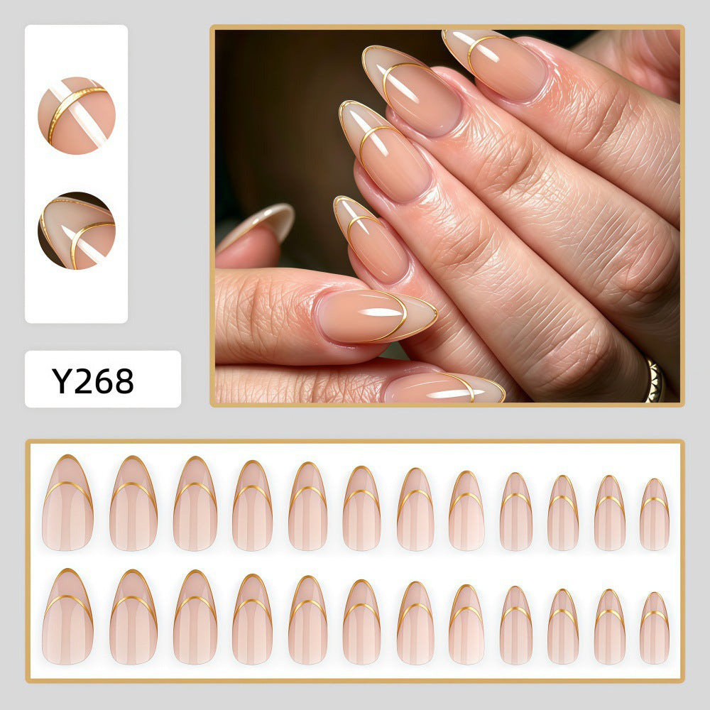Kunstnägel mit Eleganten Goldlinien Karnz
