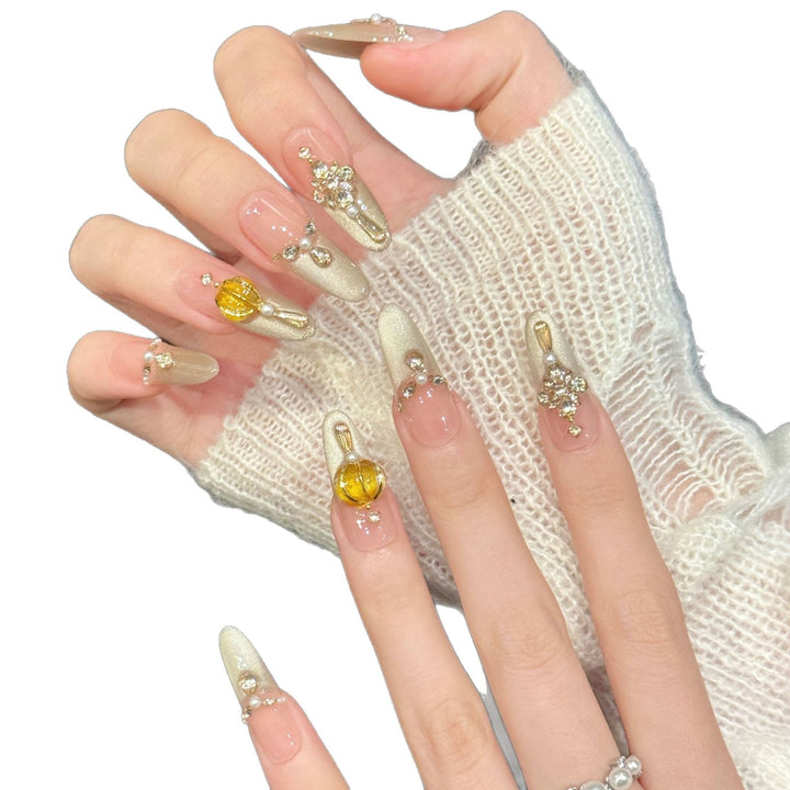 Elegantes Press-On-Nagelset mit dekorativen Schmuckakzenten