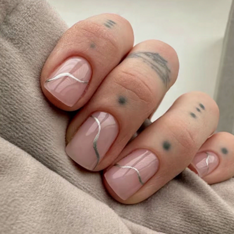Kunstnagelset mit eleganten Wellenlinien und schimmernden Akzenten Karnz