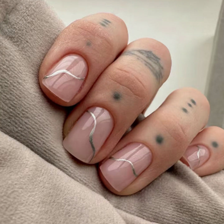 Kunstnagelset mit eleganten Wellenlinien und schimmernden Akzenten Karnz