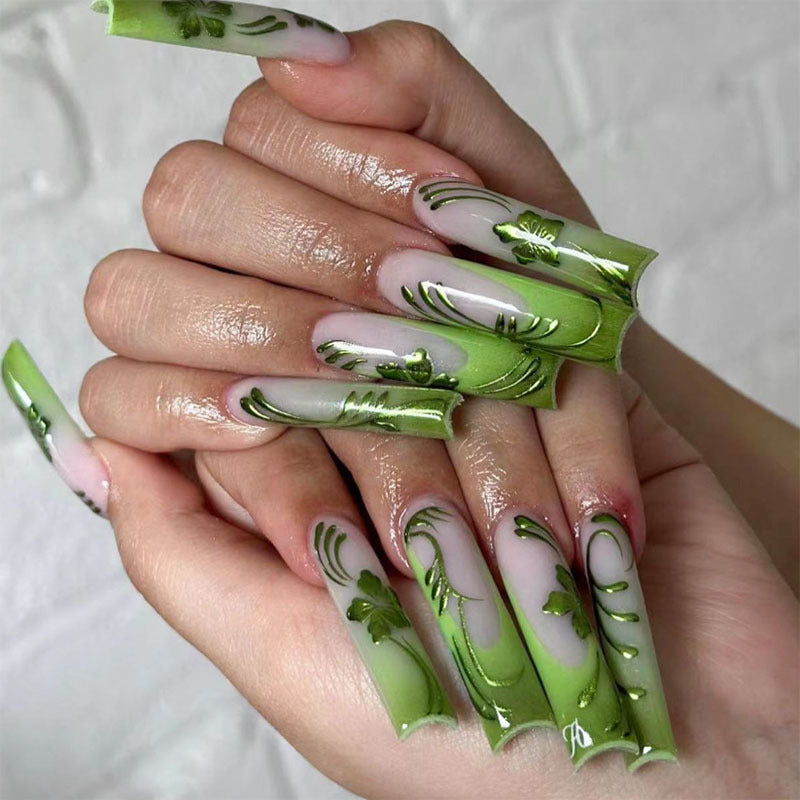 Künstlerische lange Stiletto Press-On Nägel mit grünem Blattdesign