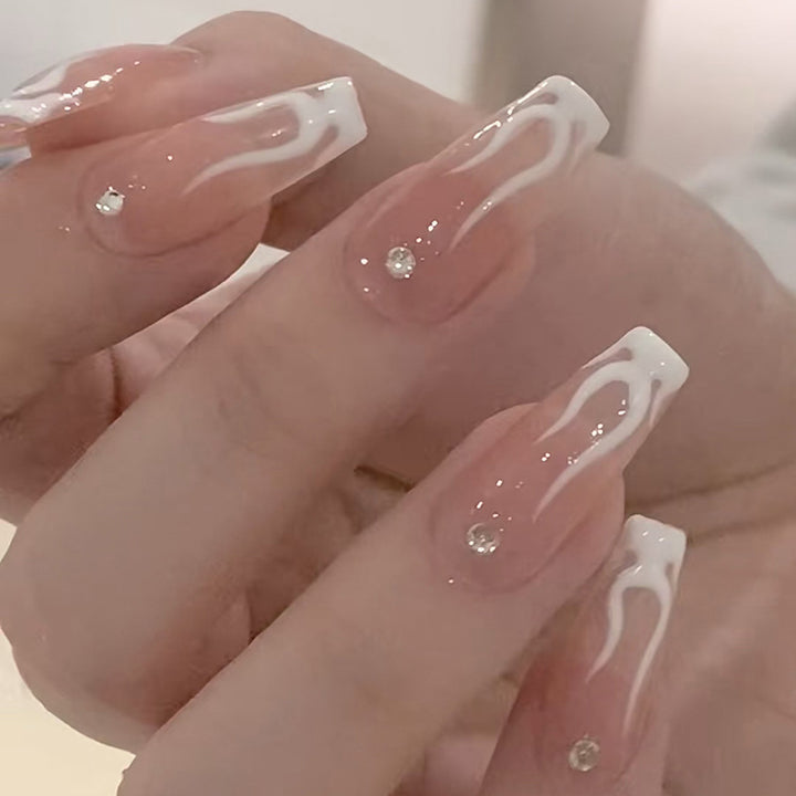 Kunstvolle Nagelverlängerungen mit glamourösem Design Karnz