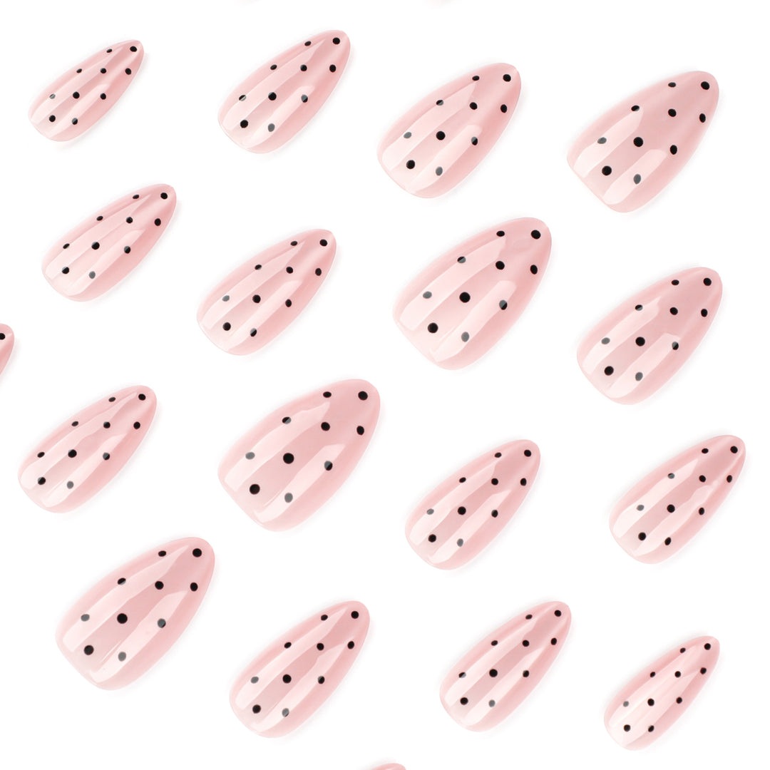 Elegante Nageldesigns mit Polka-Dot-Muster Karnz