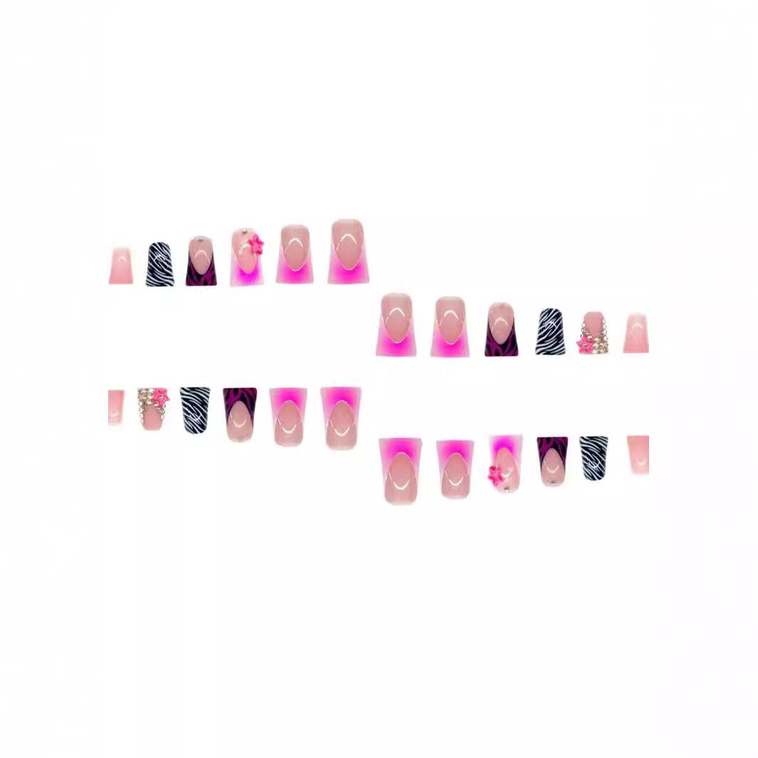 Künstlerische Glitter-Nagelverlängerungen Karnz