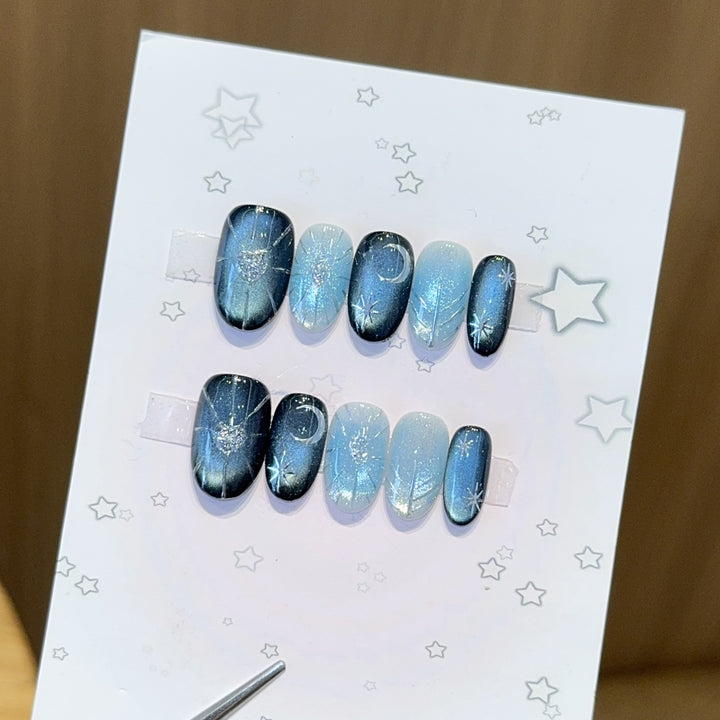 Glamouröse Kunstnagelspitzen mit Sternen- und Glitzereffekten Karnz