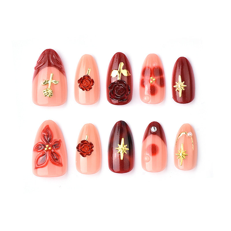 Kunstnagelset mit eleganten Blumenapplikationen und glamourösen Akzenten Karnz