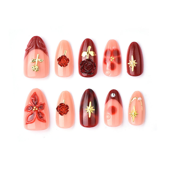 Kunstnagelset mit eleganten Blumenapplikationen und glamourösen Akzenten Karnz